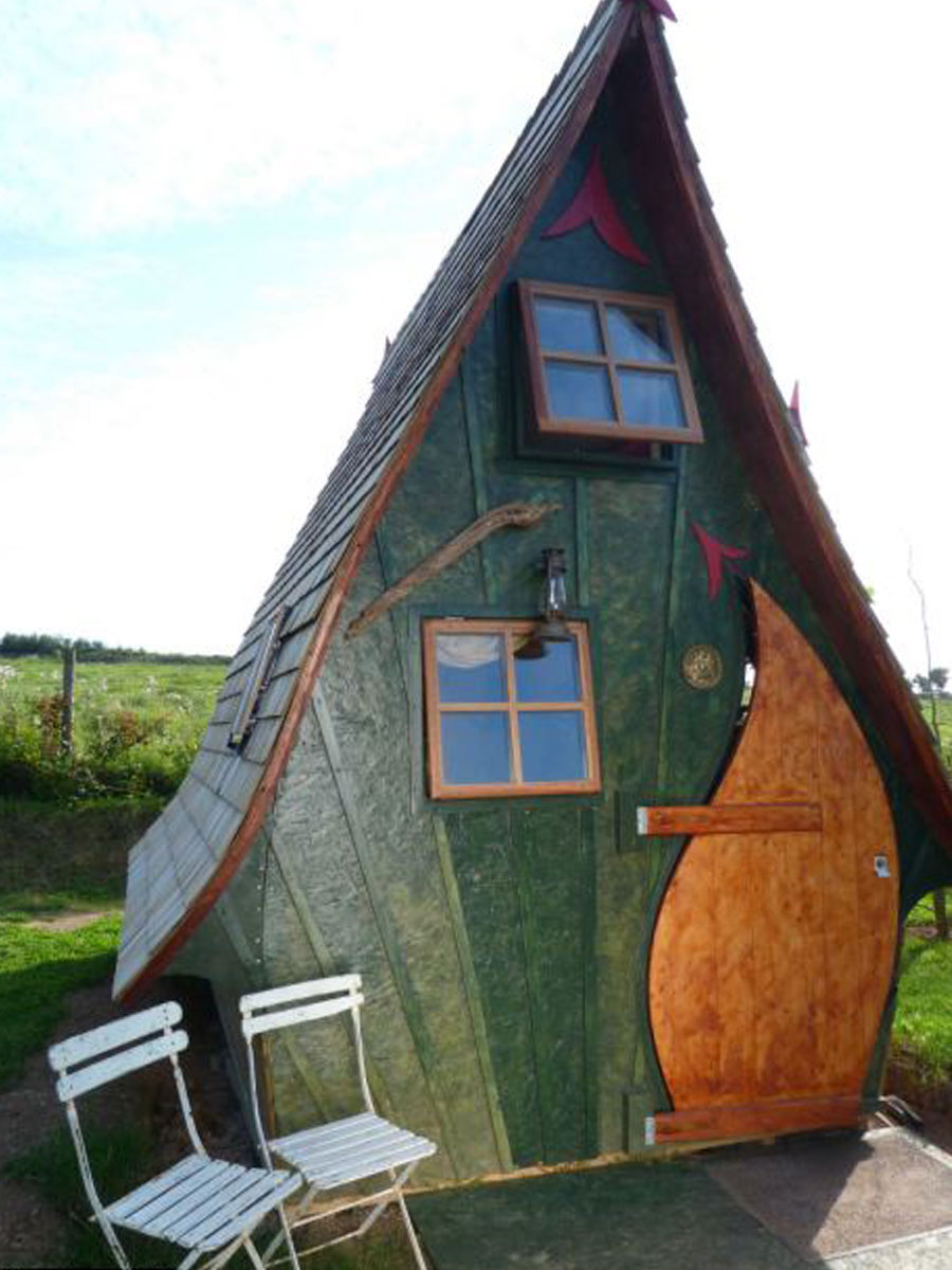 drevený domček s vysokou strechou