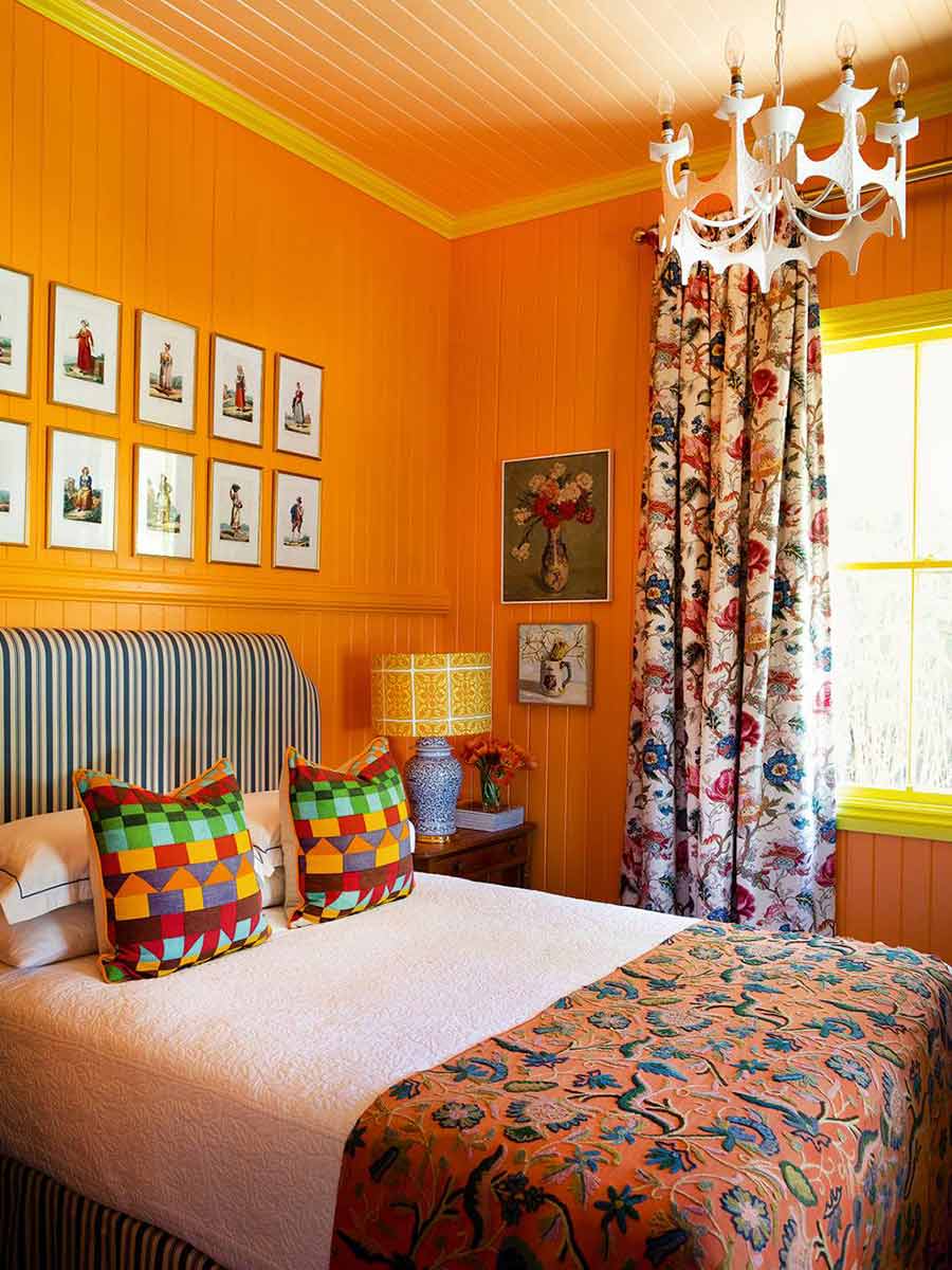 oranžová spálňa v drevenej chate