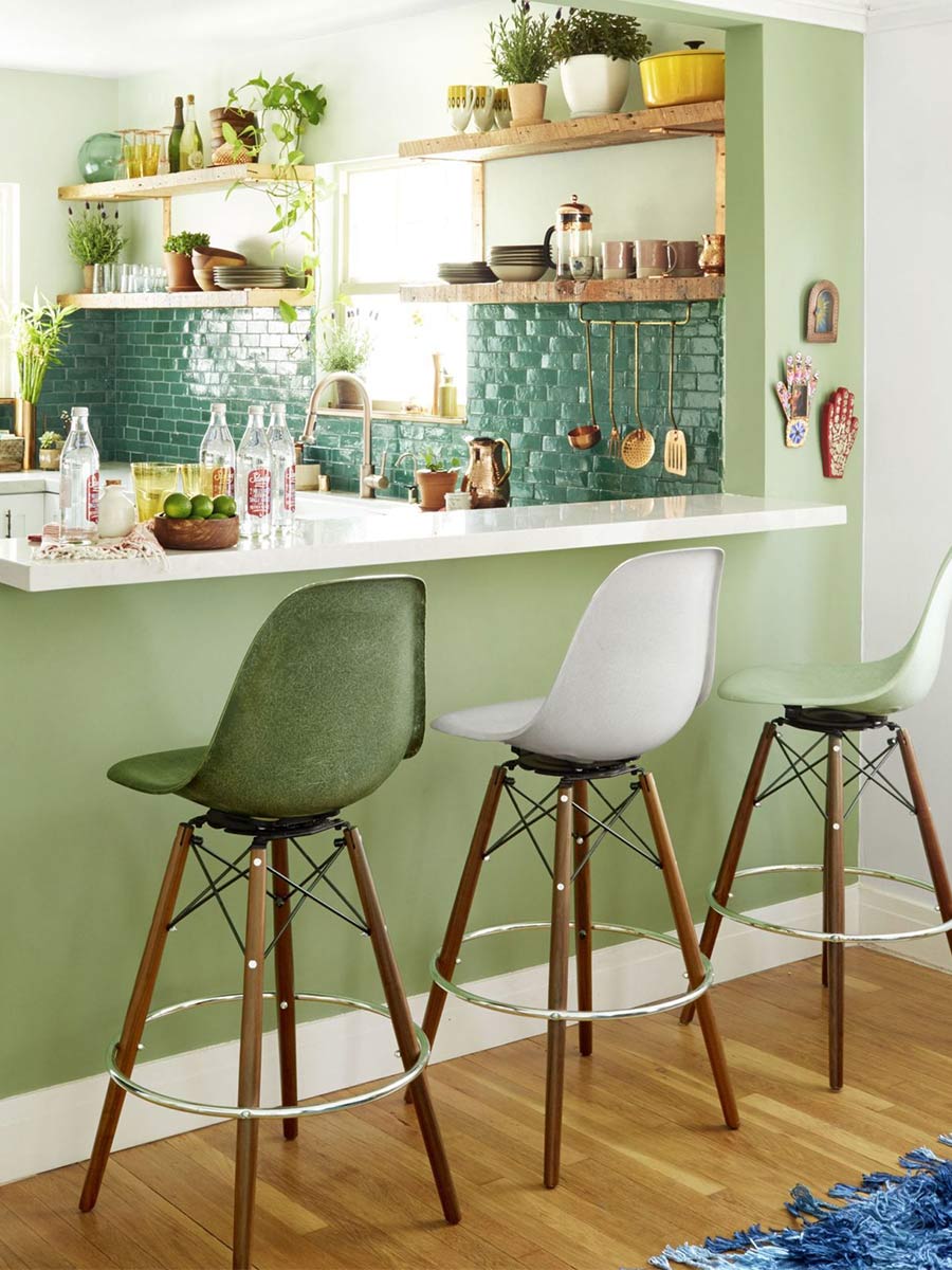 zelená kuchyňa s vysokými stoličkami