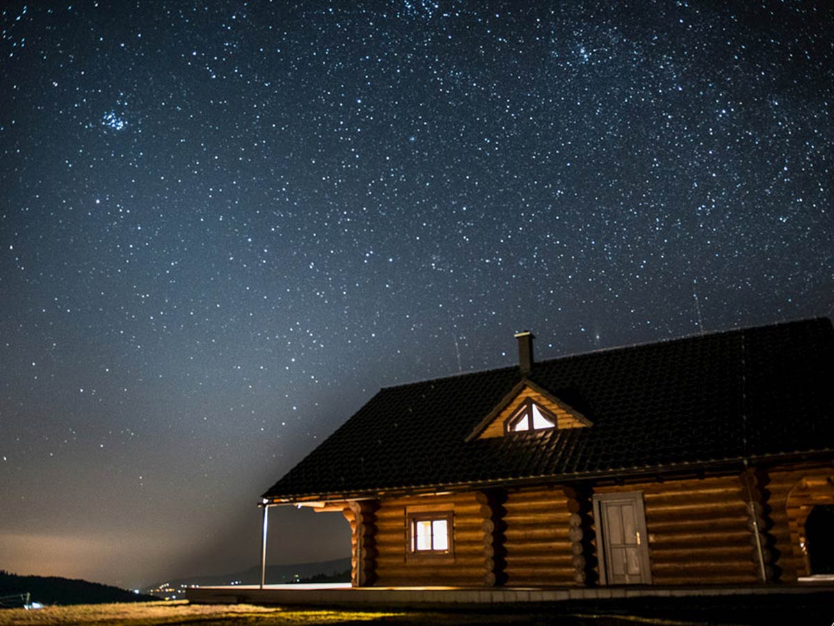 drevená chata pod hviezdami