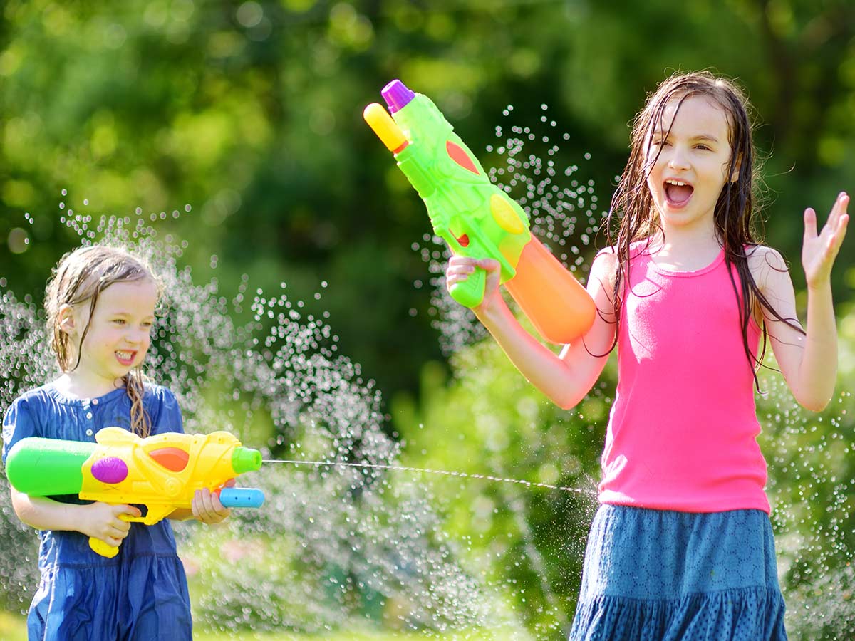 dievčatá sa strieľajú vodnou pištoľou