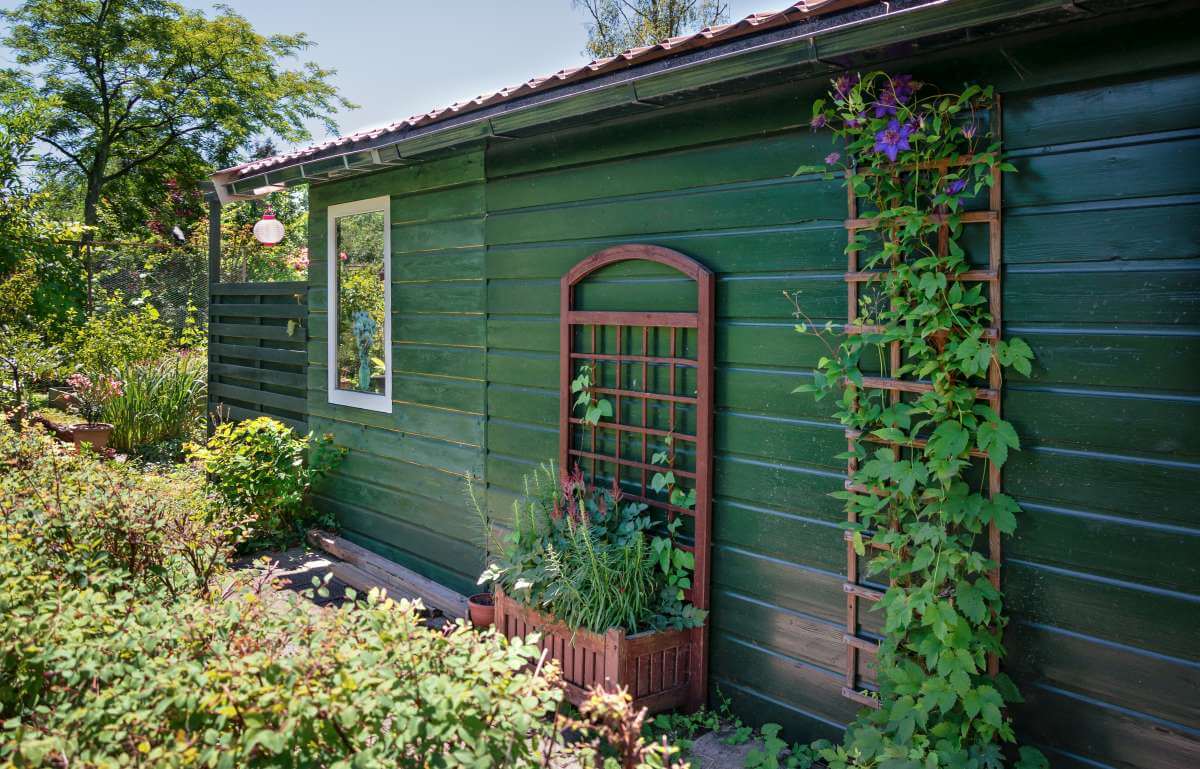 zelený záhradný domček