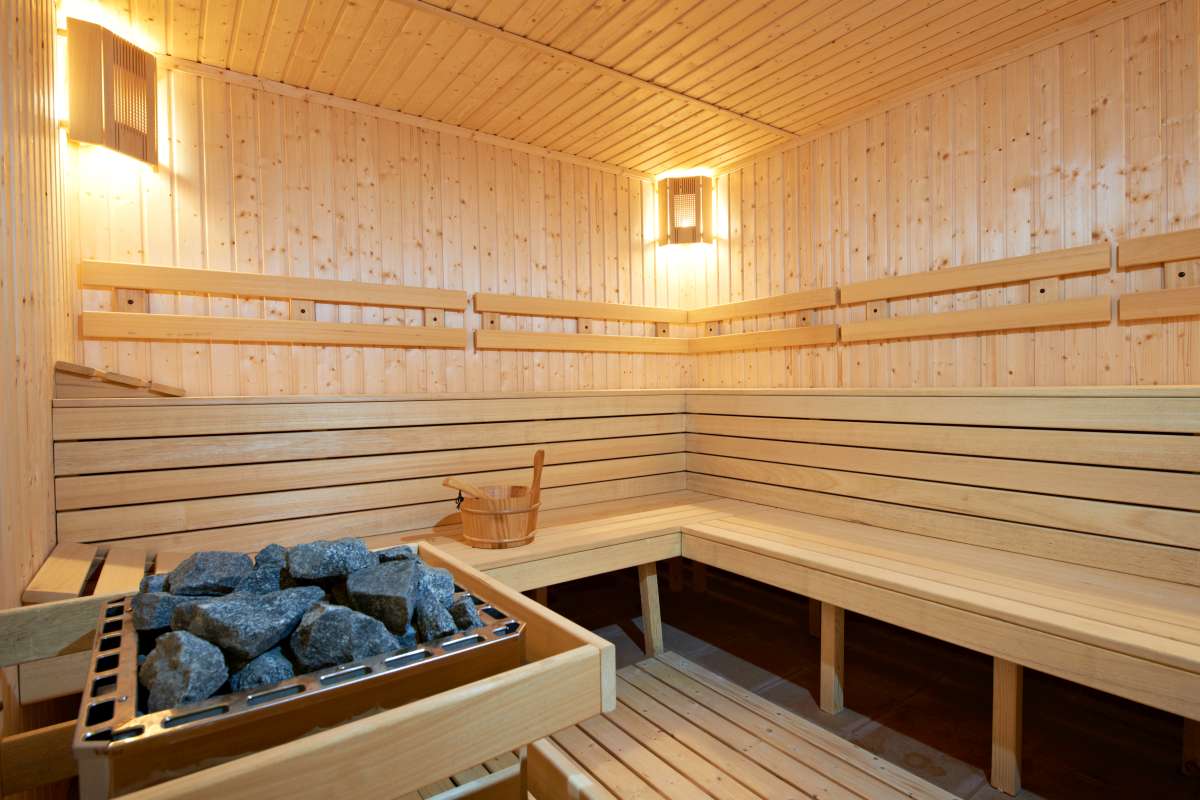 interiér drevenej fínskej sauny