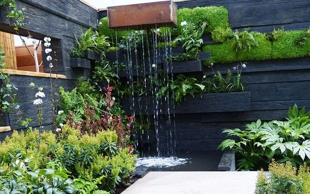 moderné záhradné jazierko s vodopádom